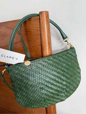 Clare V. Petit Moyen Messenger in color Evergreen Woven Zig Zag